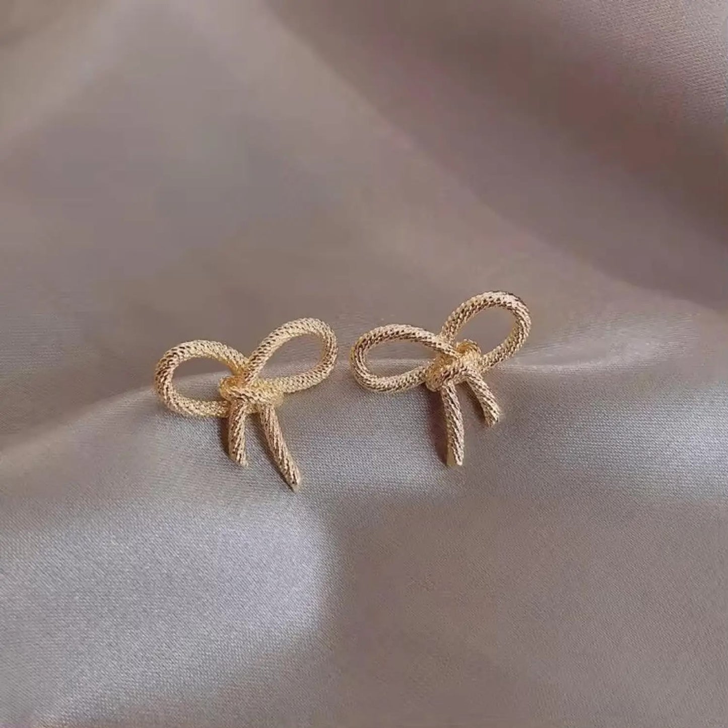MINIMAL KOREAN BOW STUD